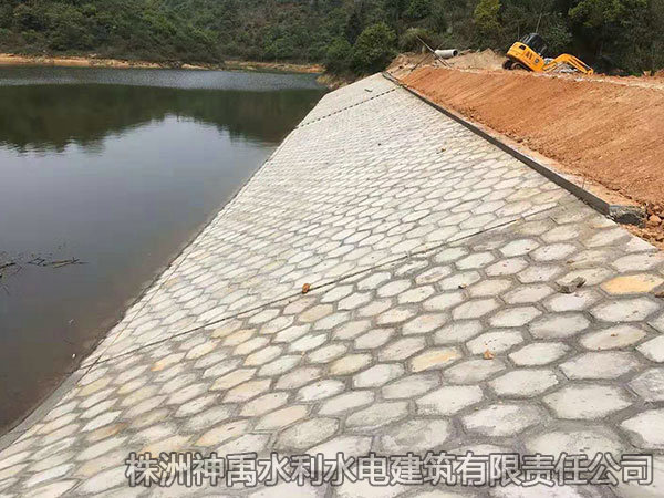 水库堤坝施工现场